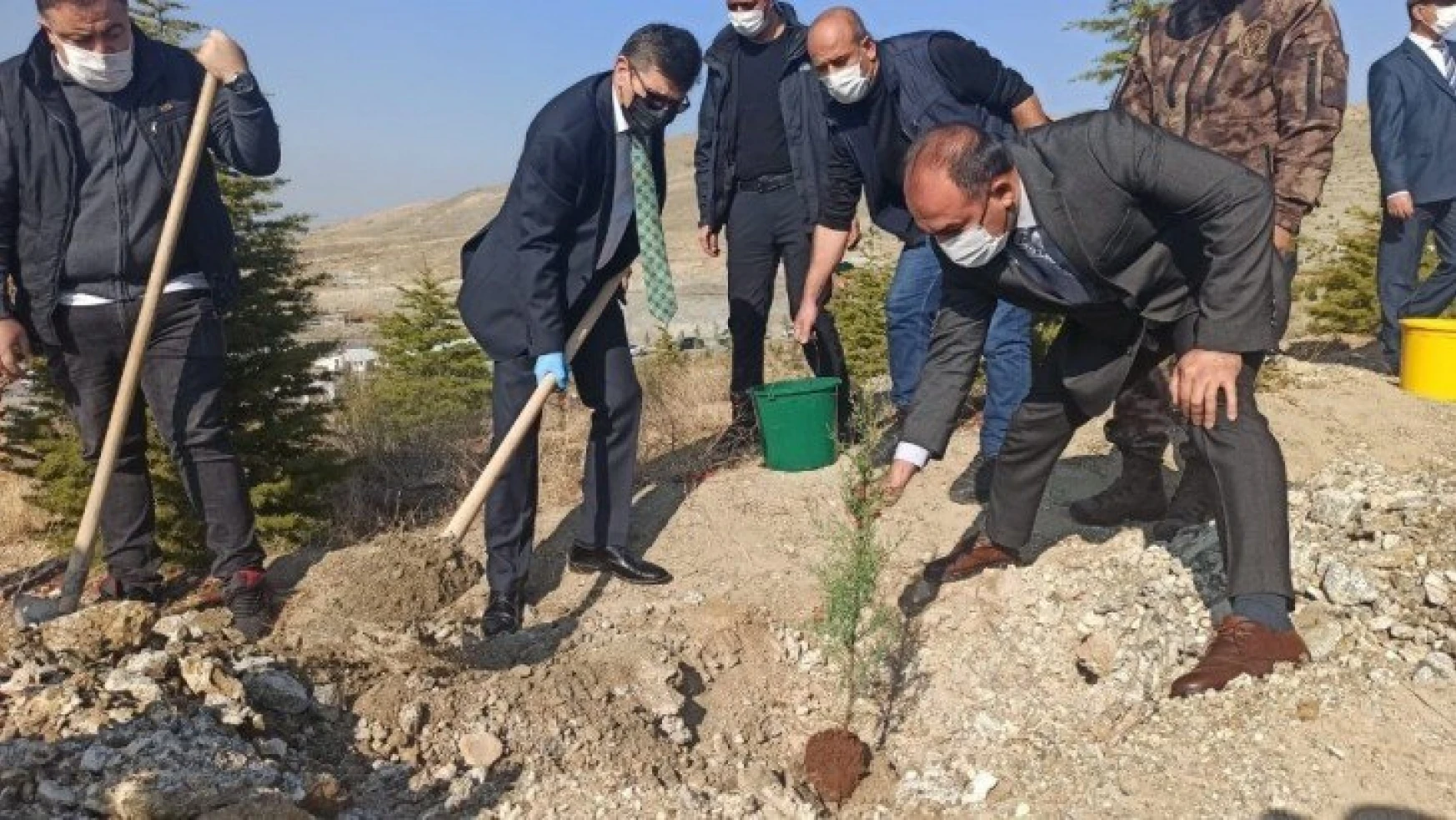 Malatya polisinden bin fidan