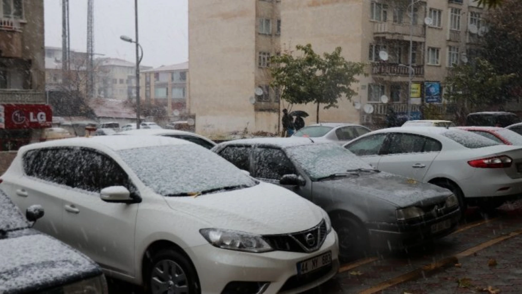 Malatya şehir merkezine mevsimin ilk karı yağdı
