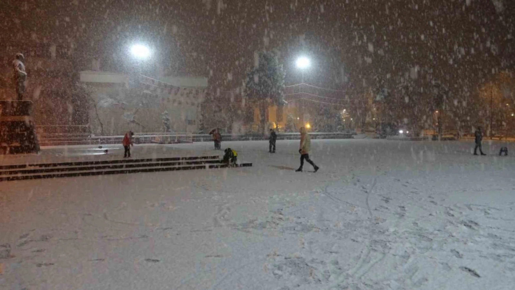 Malatya'ya lapa lapa kar yağıyor