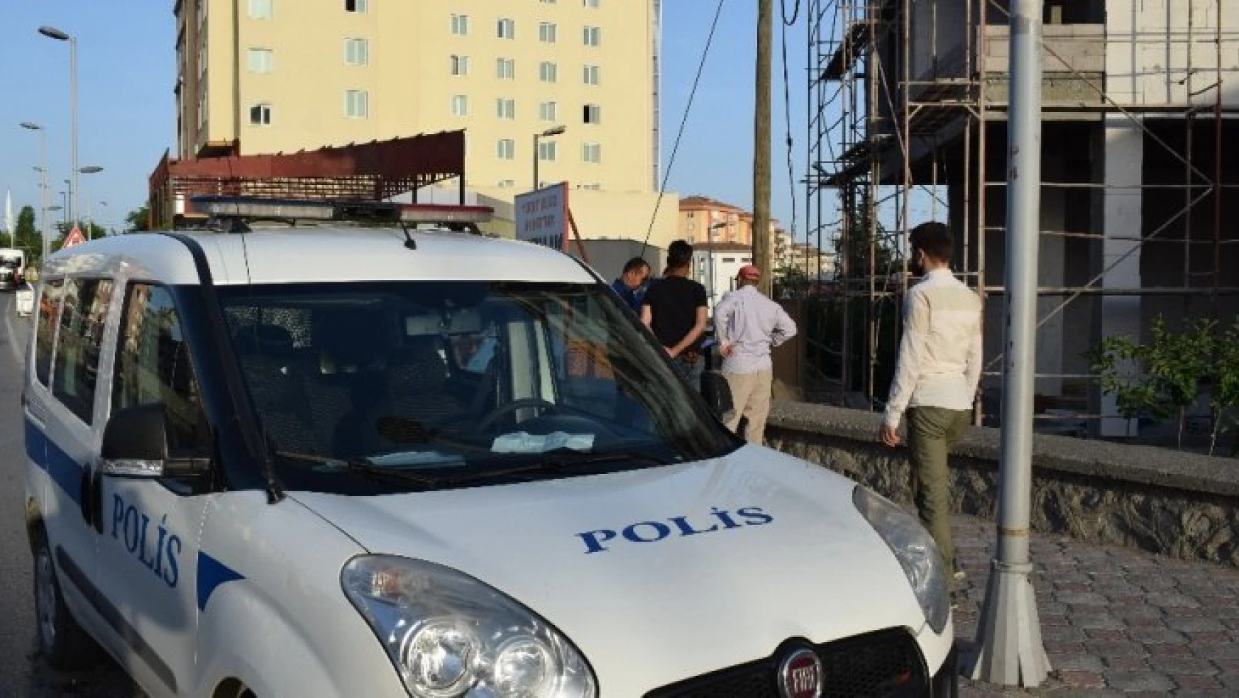 Malatya'da kafasına kiremit düşen işçi yaralandı