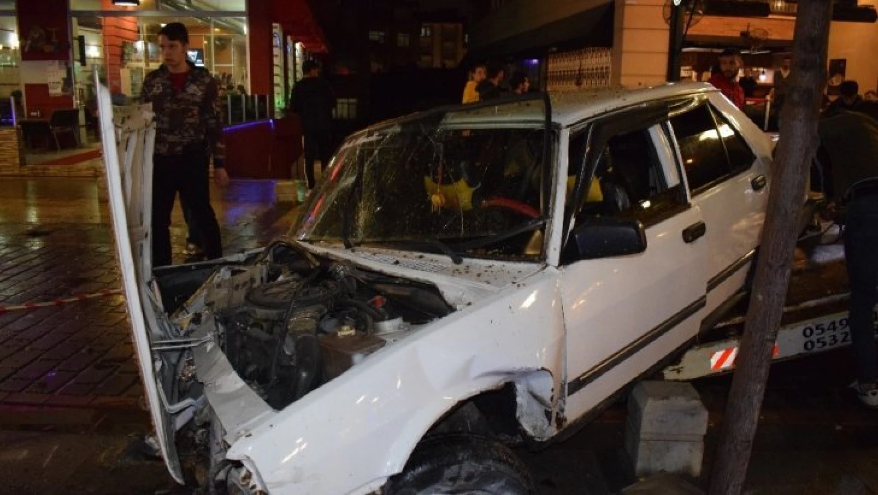 Malatya'da otomobil ağaca çarptı: 1 yaralı