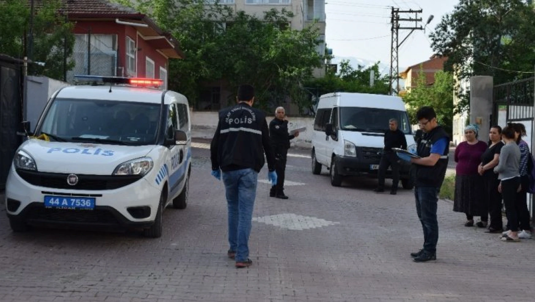 Malatya'da pompalı tüfekle apartmana saldırdılar