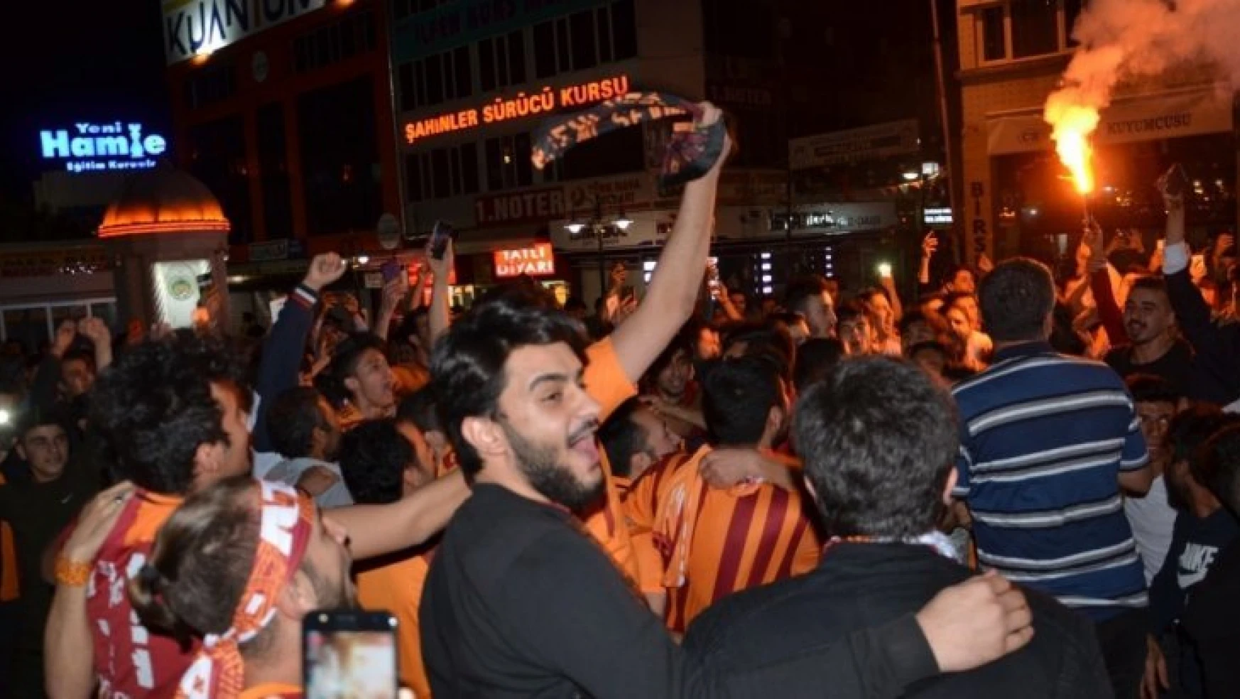 Malatya'da Galatasaraylı taraftar meydanlara indi