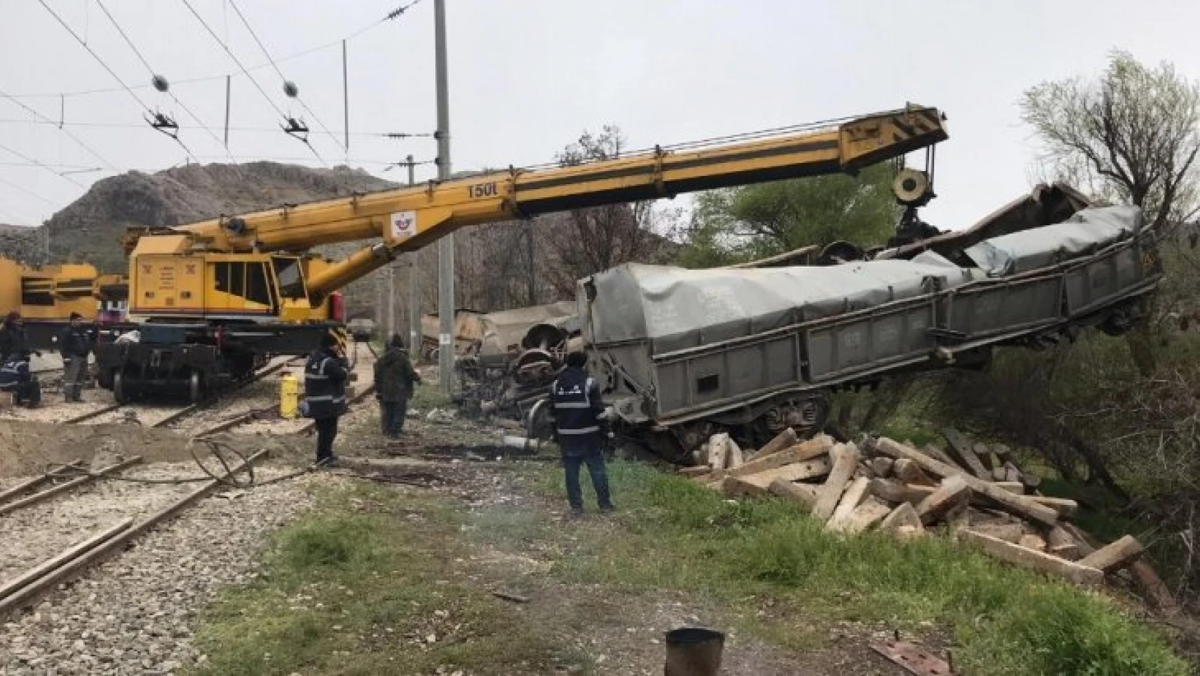 Tren kazasındaki enkaz kaldırma çalışmaları sürüyor