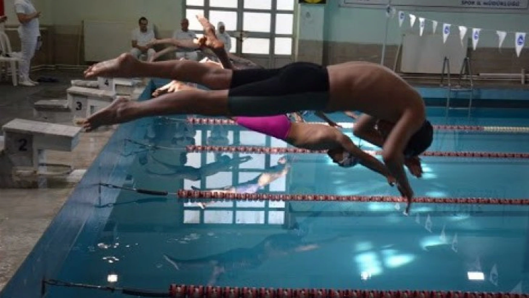 Malatya'da yüzme grup müsabakaları sürüyor