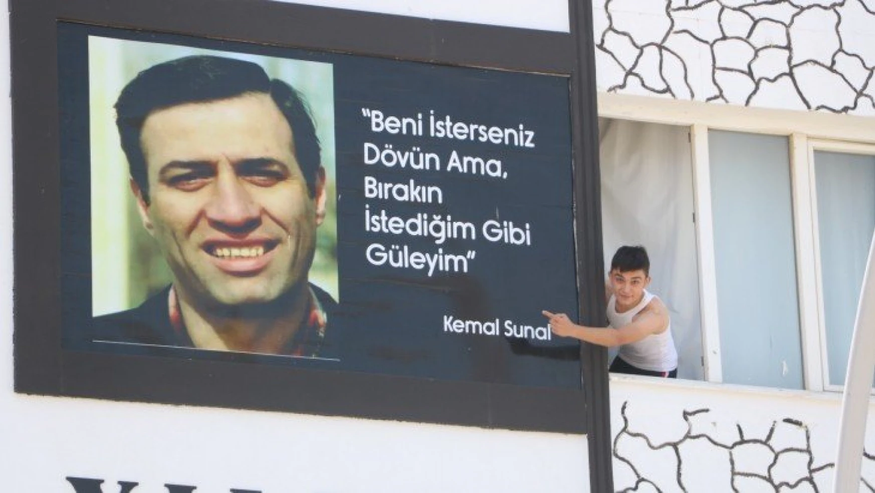 Malatyalılar, Kemal Sunal'ı apartman duvarındaki bu afişle unutmuyor