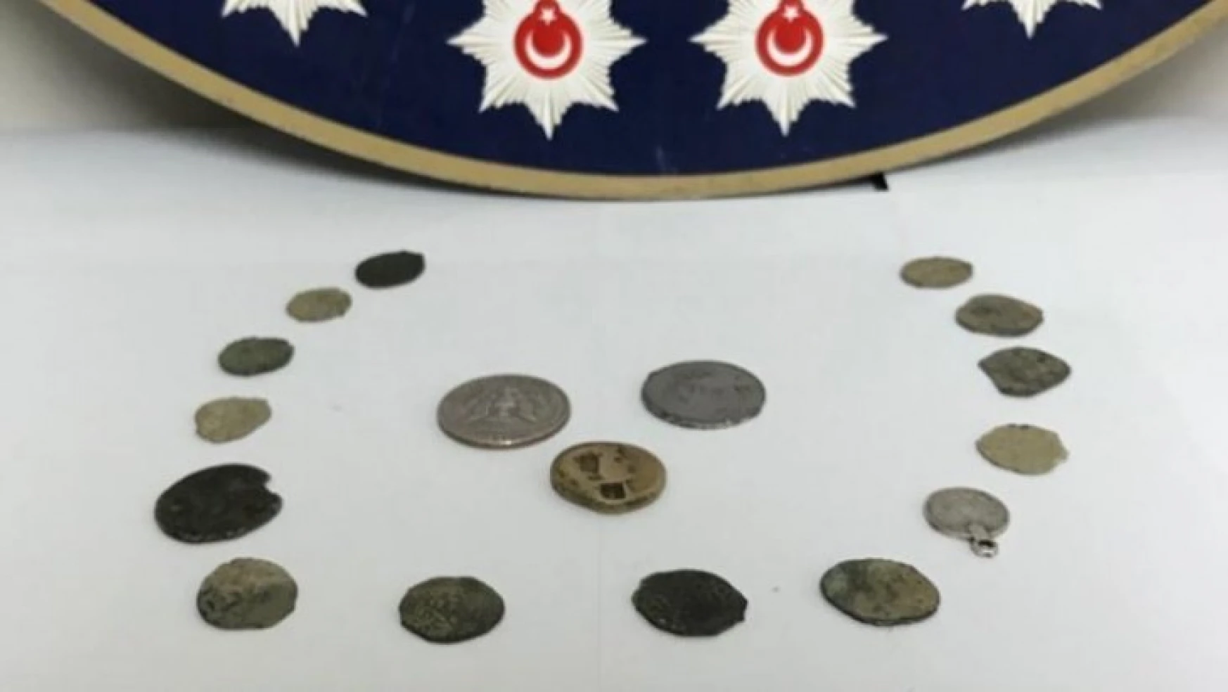 Metal banknot kalıbı ve tarihi sikkeler ele geçirildi