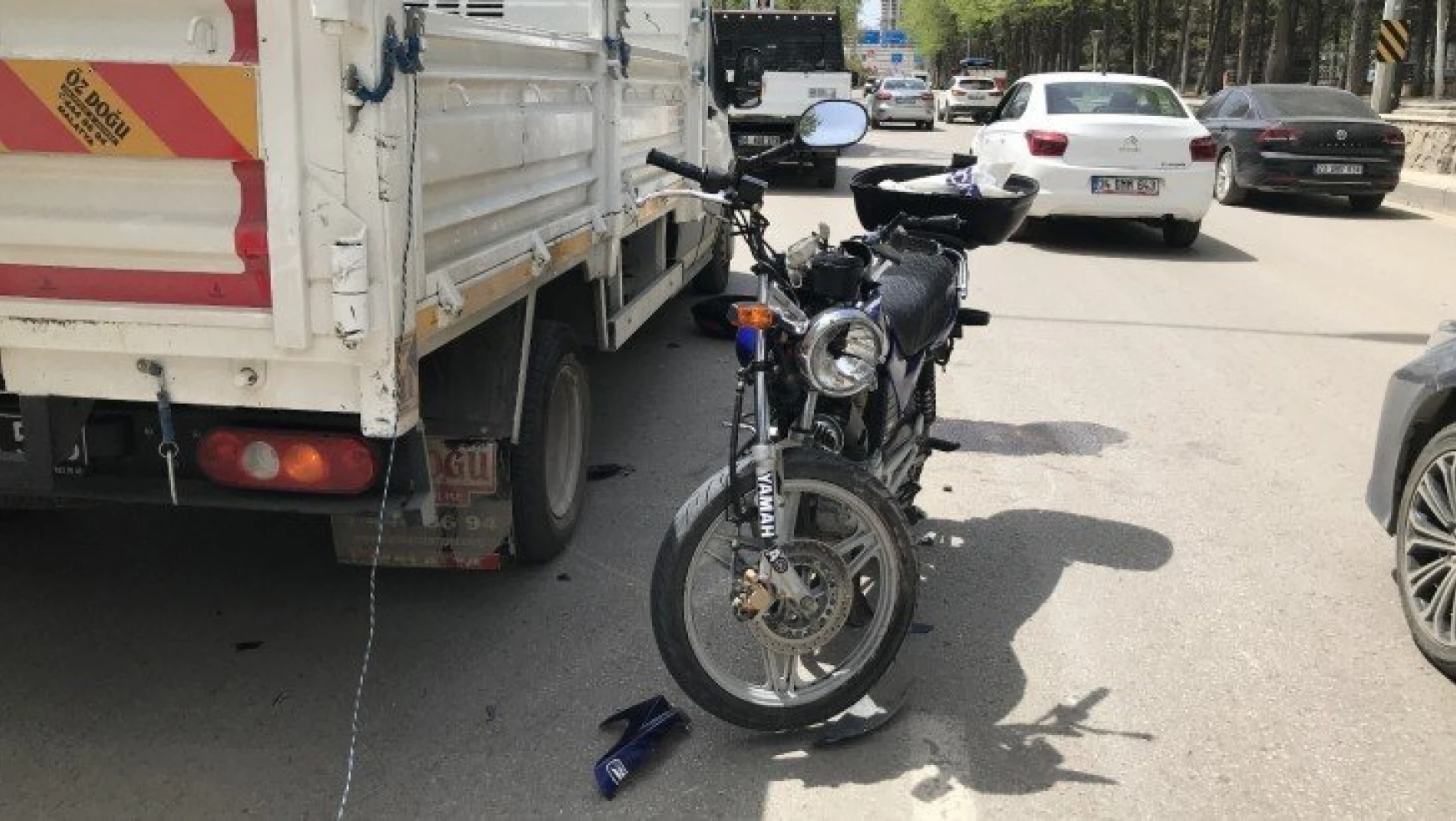 Motosiklet, kamyonete çarptı: 2 yaralı
