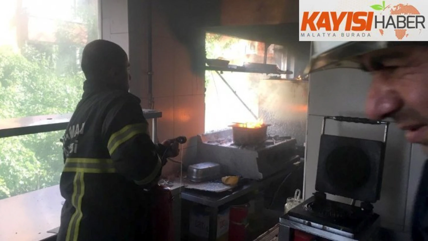 Mutfak yangını binaya sıçramadan söndürüldü