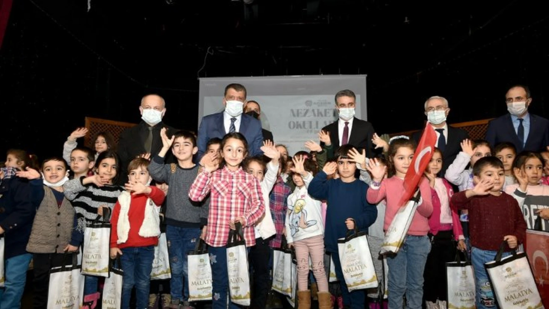 Nezaket okullarındaki öğrencilere 'ilk karnem kumpanyası' etkinliği yapıldı