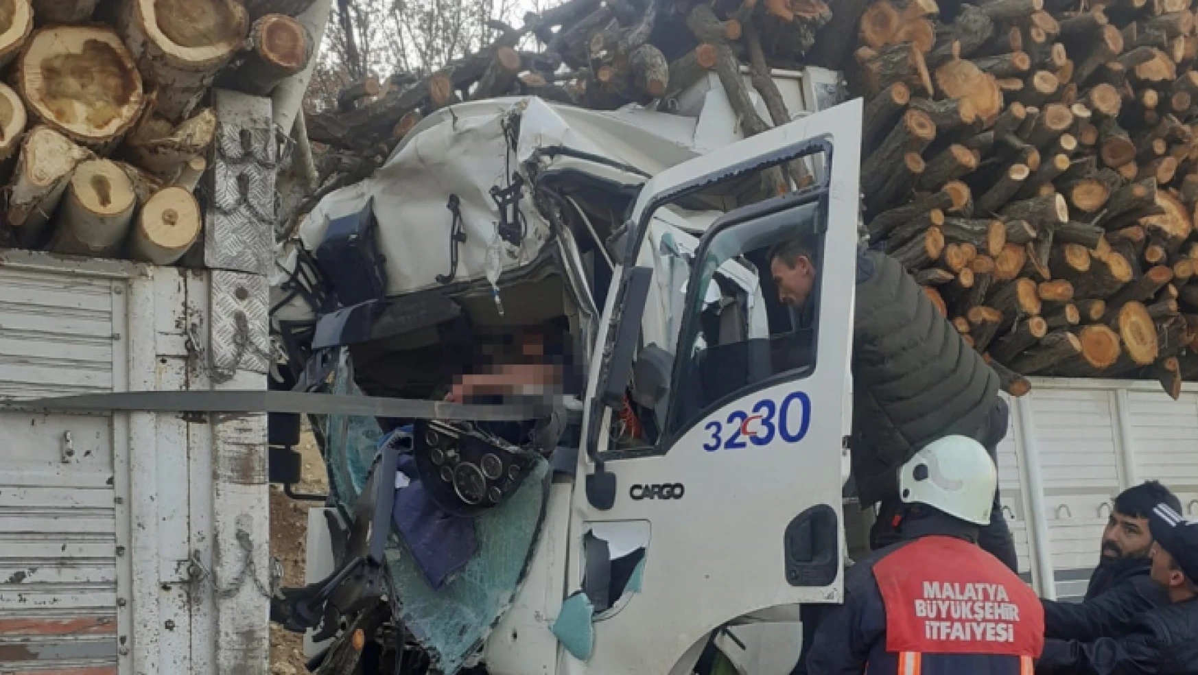 Odun yüklü iki kamyon çarpıştı