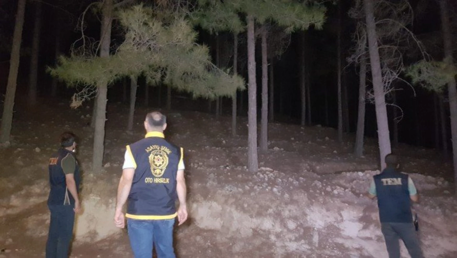 Ormanda el feneri gezen şahıslar polisi alarma geçirdi