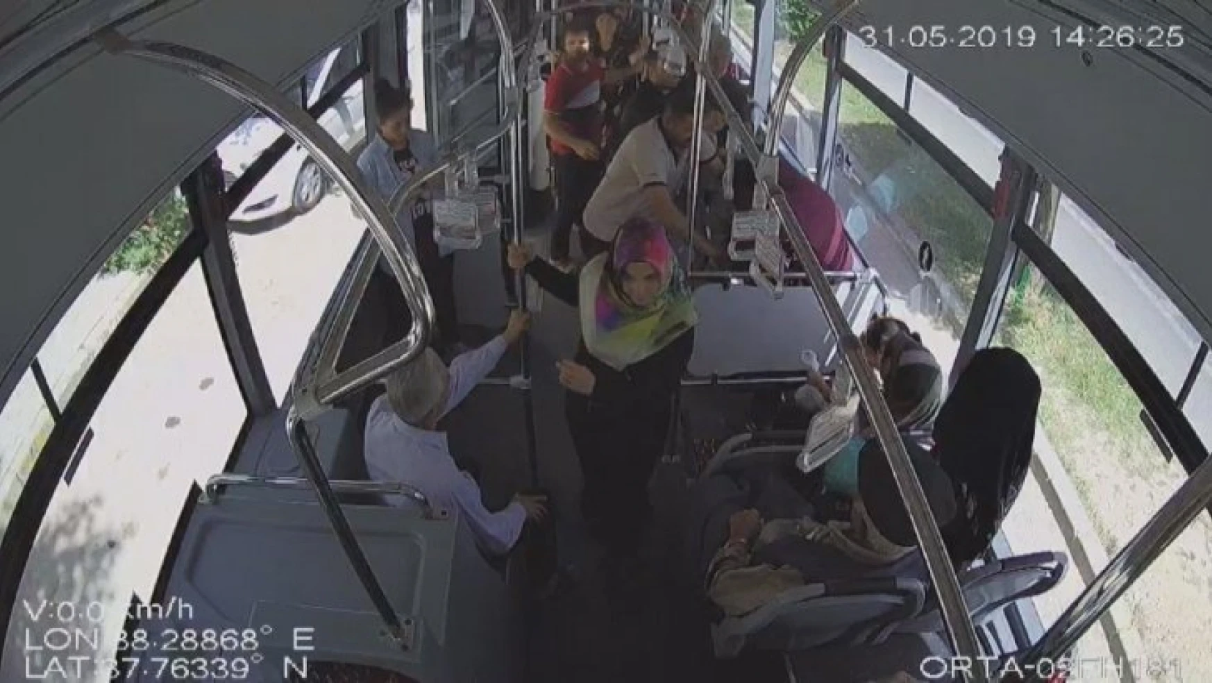 Otobüste yolcular yumruk yumruğa birbirine girdi