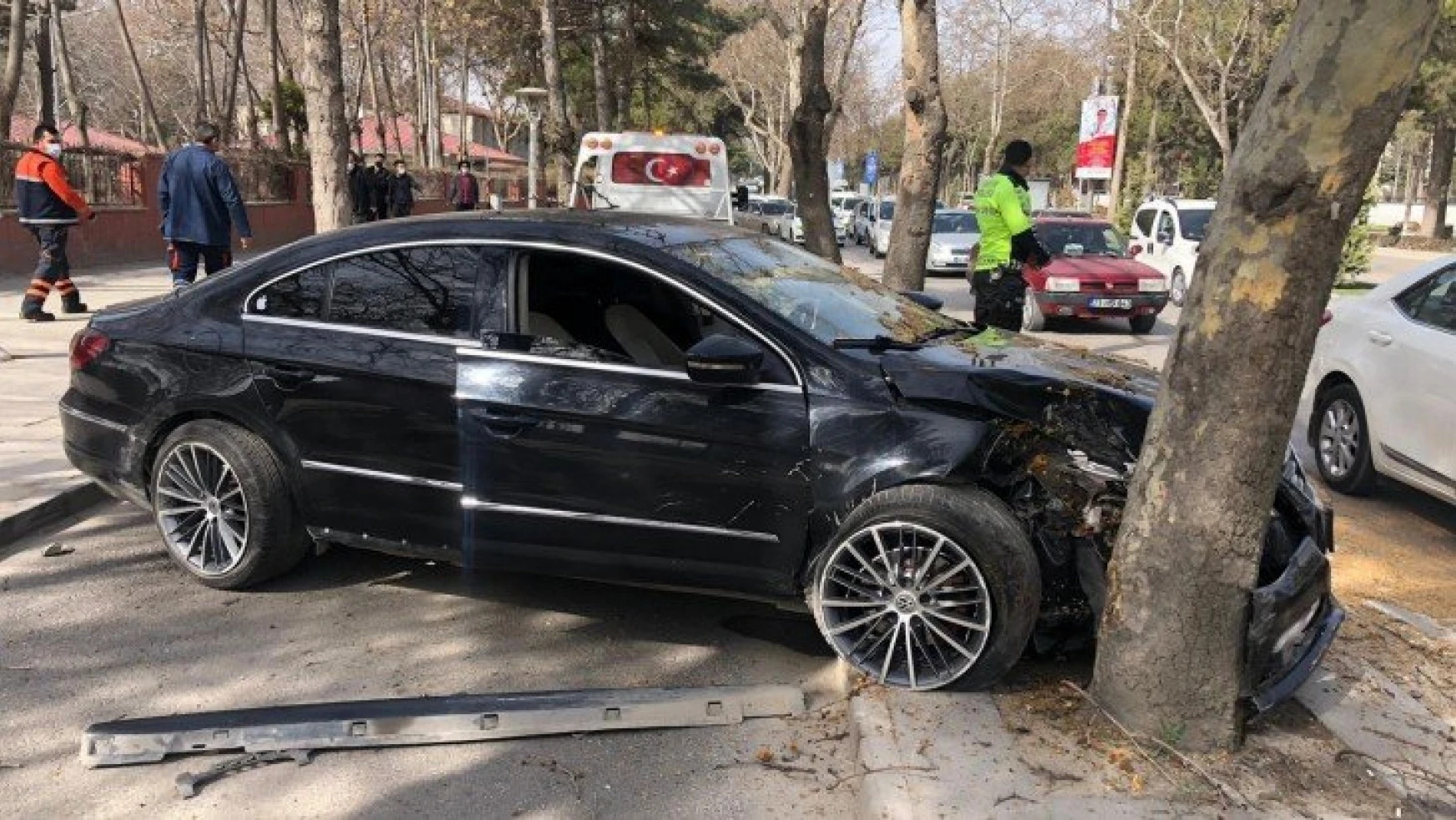 Otomobil ağacı çarptı:1 yaralı