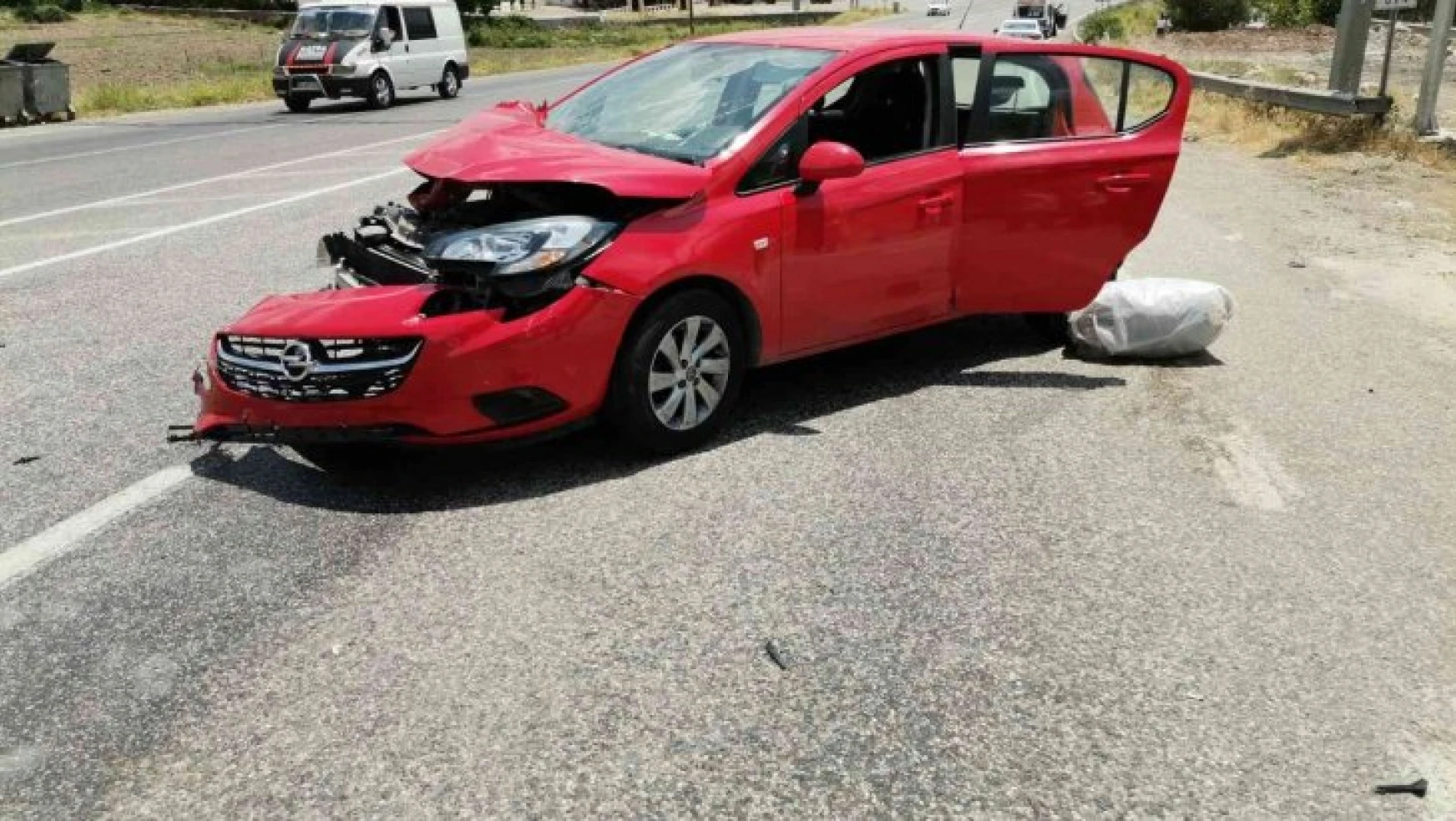 Otomobil ile minibüs çarpıştı: 3 yaralı