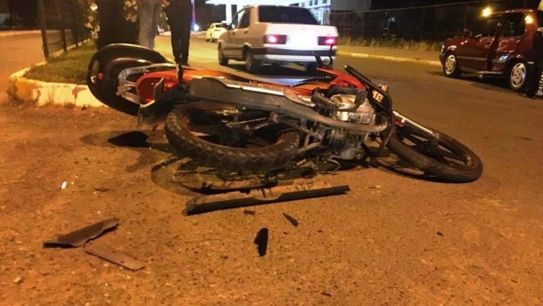 Otomobil ile motosiklet çarpıştı:1'i ağır 2 kişi yaralandı