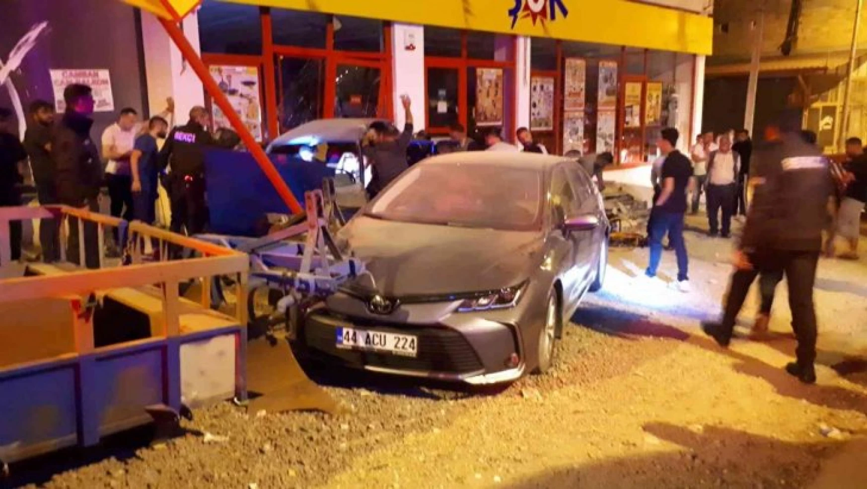 Otomobil markete daldı: 2 yaralı