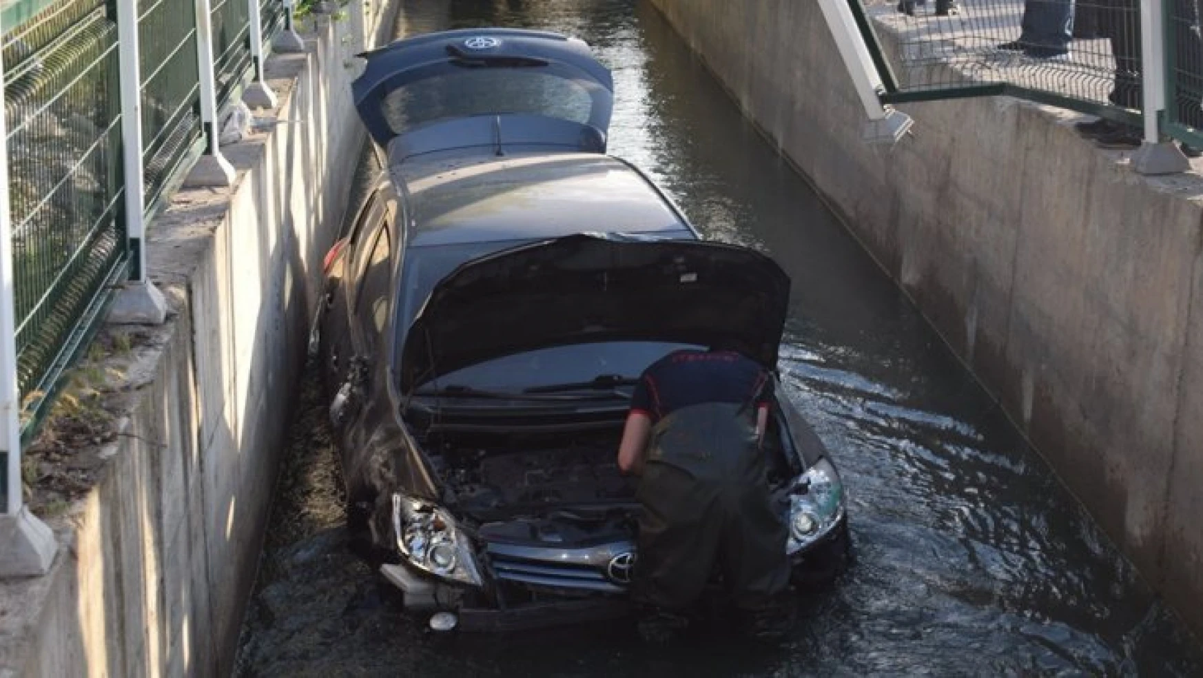 Otomobil sulama kanalına uçtu