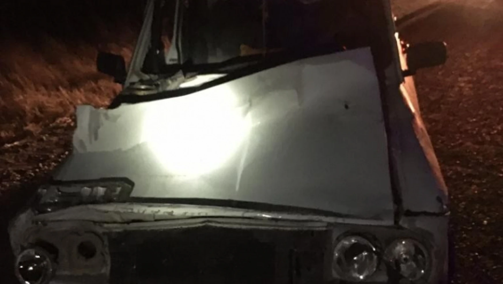 Otomobil tıra arkadan çarptı: 6 yaralı
