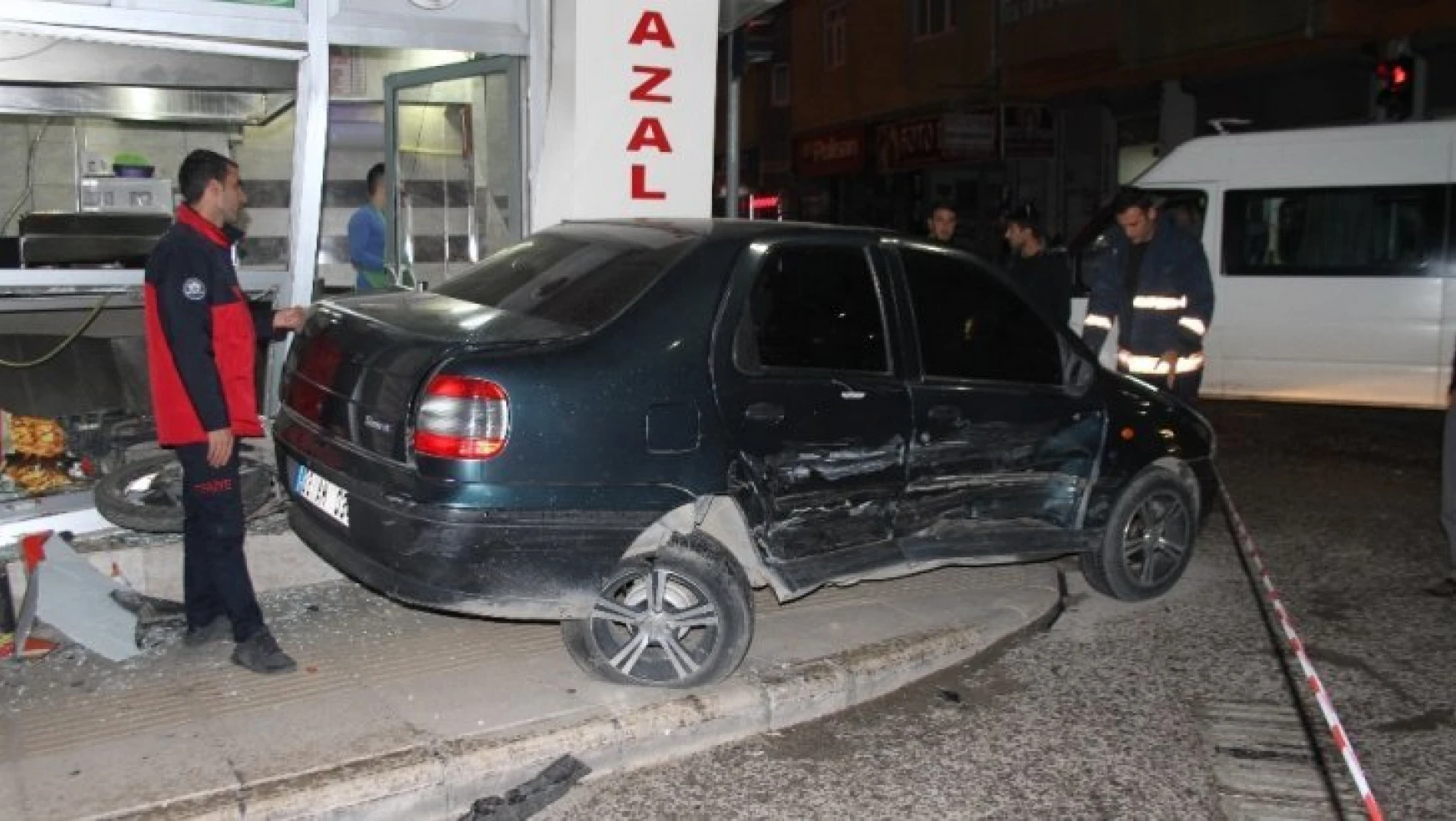 Otomobilin çarptığı araç iki motosiklet ile bir iş yerine vurdu: 2 yaralı