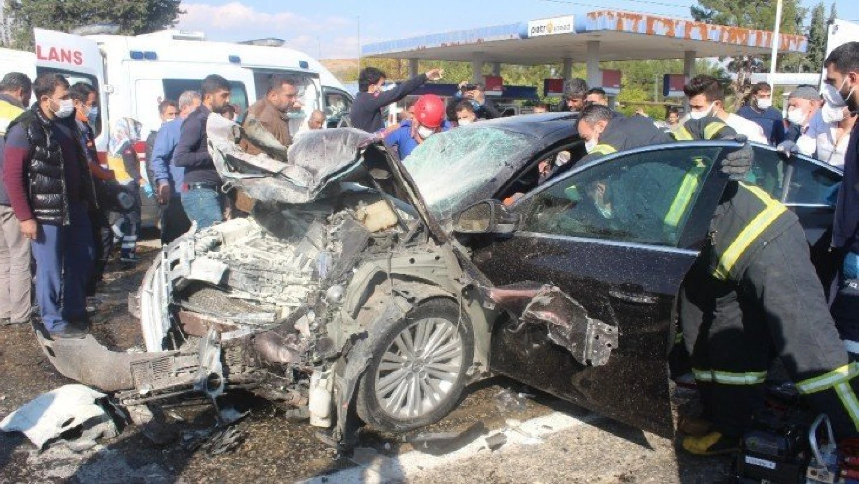 Otomobiller dönüş yapan tıra çarptı: 1 ölü, 4 yaralı