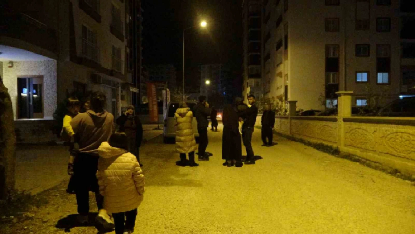 Peş peşe depremler Adana'da vatandaşları sokağa döktü
