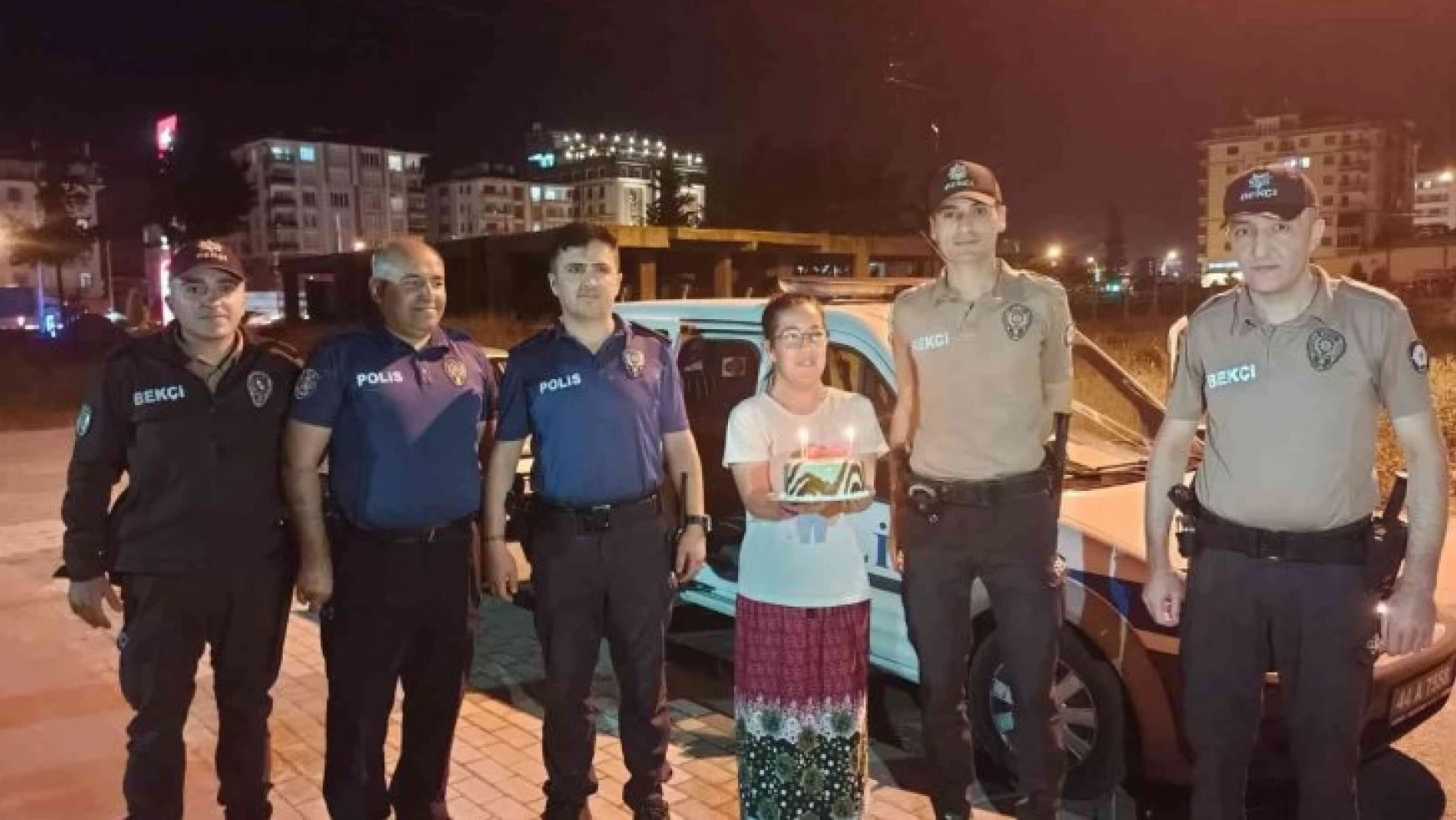 Polisten engelli genç kıza doğum günü sürprizi