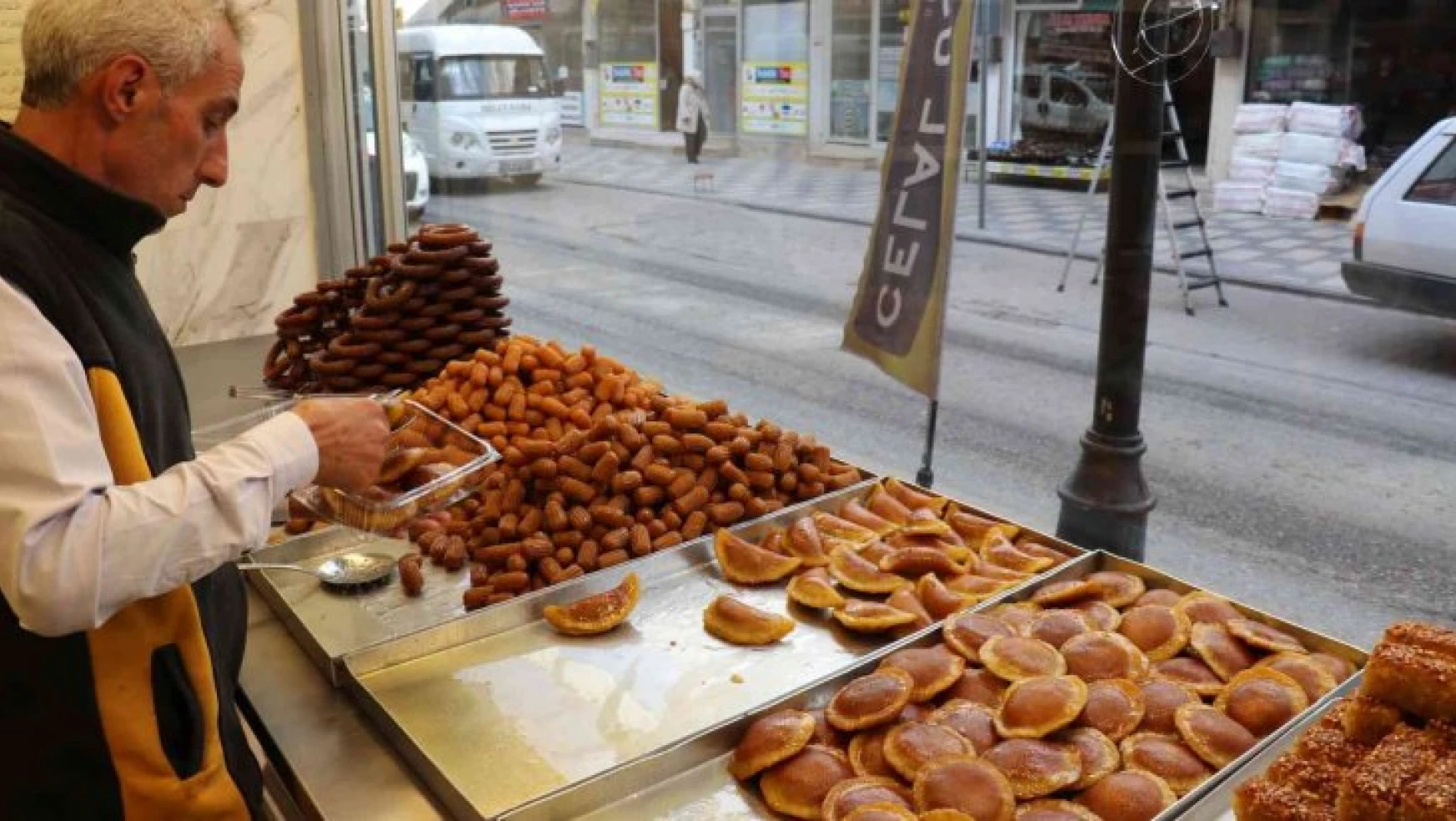 Ramazanın vazgeçilmez tatları sofraları süslüyor