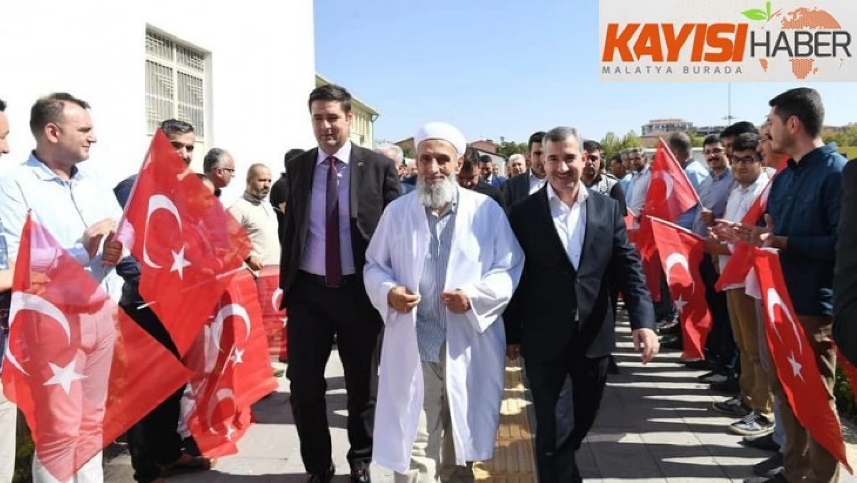Şehit aileleri Türk bayrakları ve güllerle karşılandı