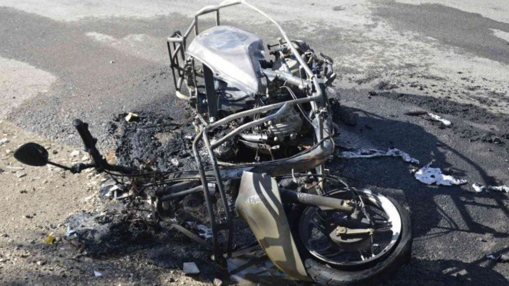 Seyir halindeki motosiklet yanarak küle döndü