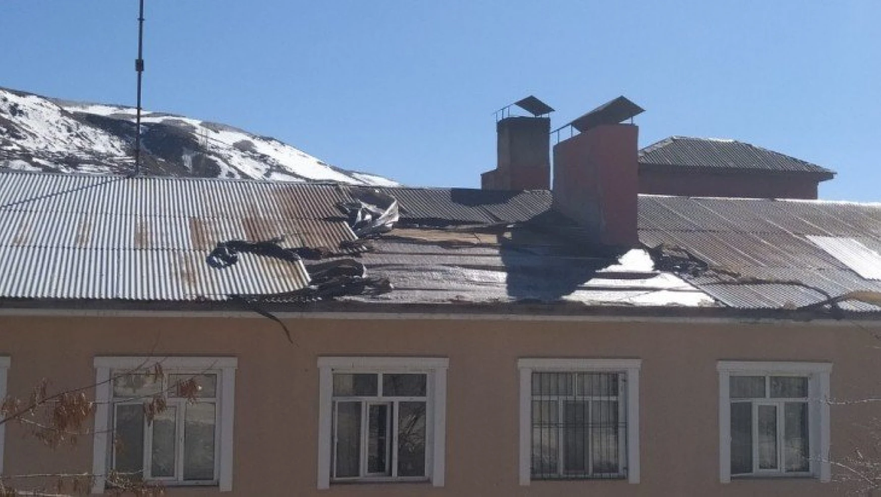 Şiddetli rüzgar Çelikhan'da çatıları uçurdu