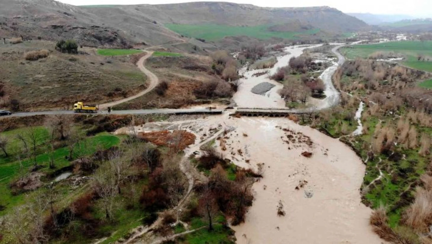 Şiddetli yağış köprüyü yıktı, arazileri su altında bıraktı
