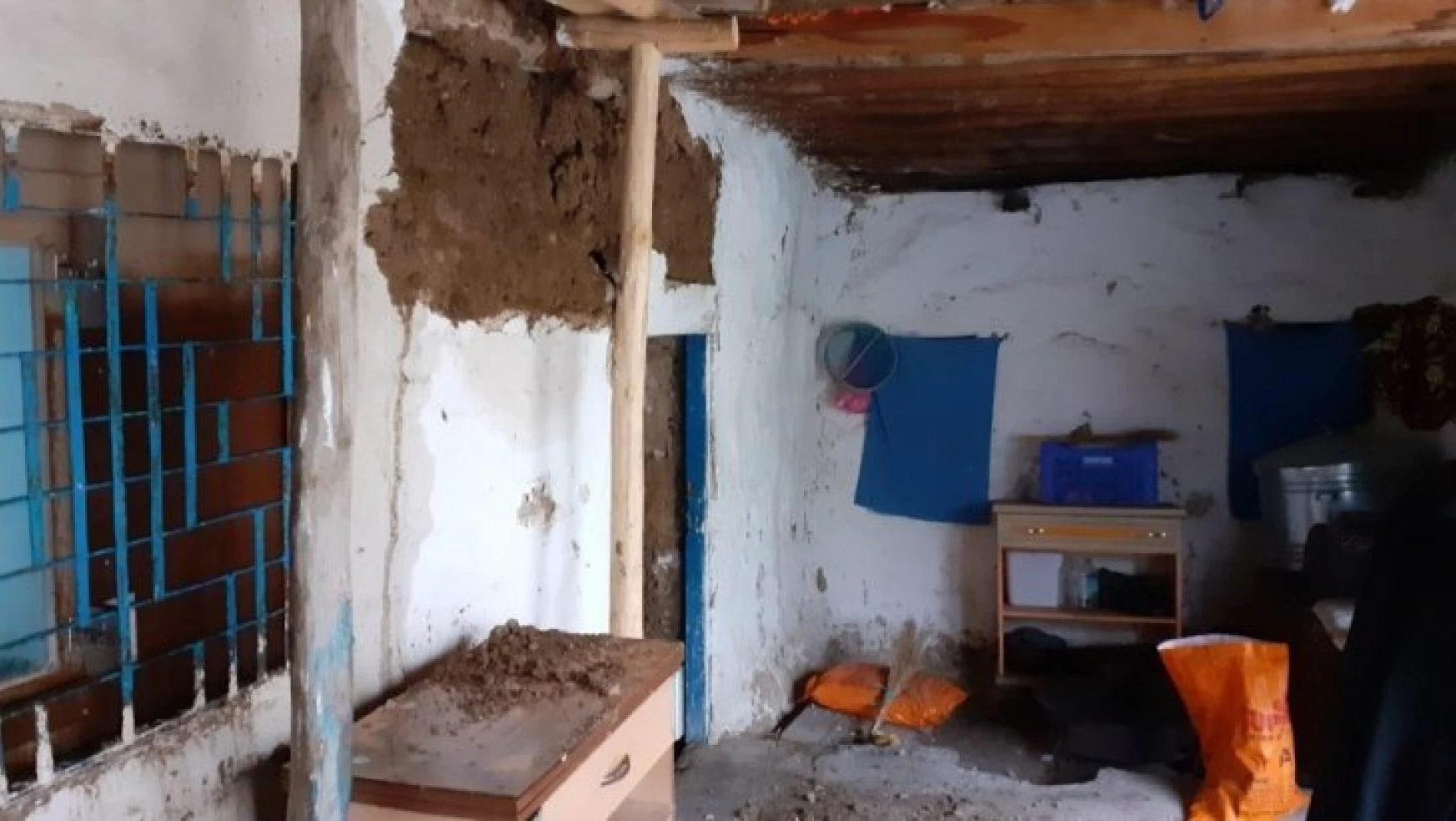Şiddetli yağışta evin duvarı çöktü