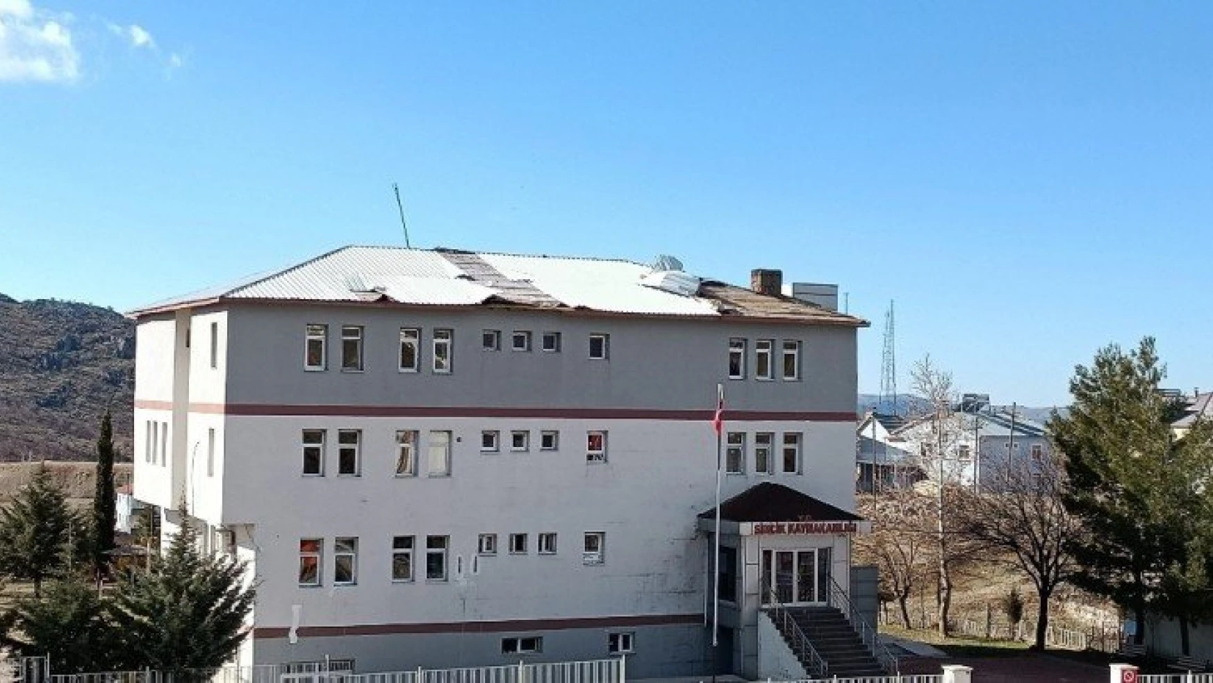 Sincik'te kaymakamlığın ve okulun çatısı uçtu
