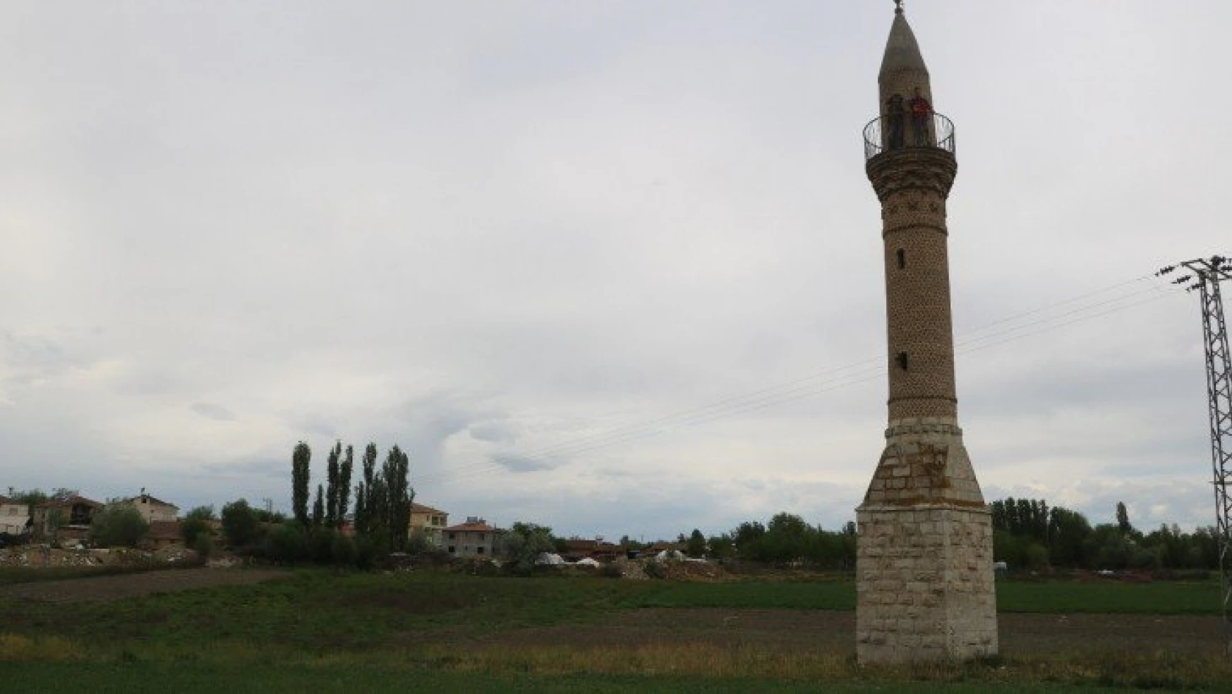 Sular altında kalan köyün 'yalnız minaresi'
