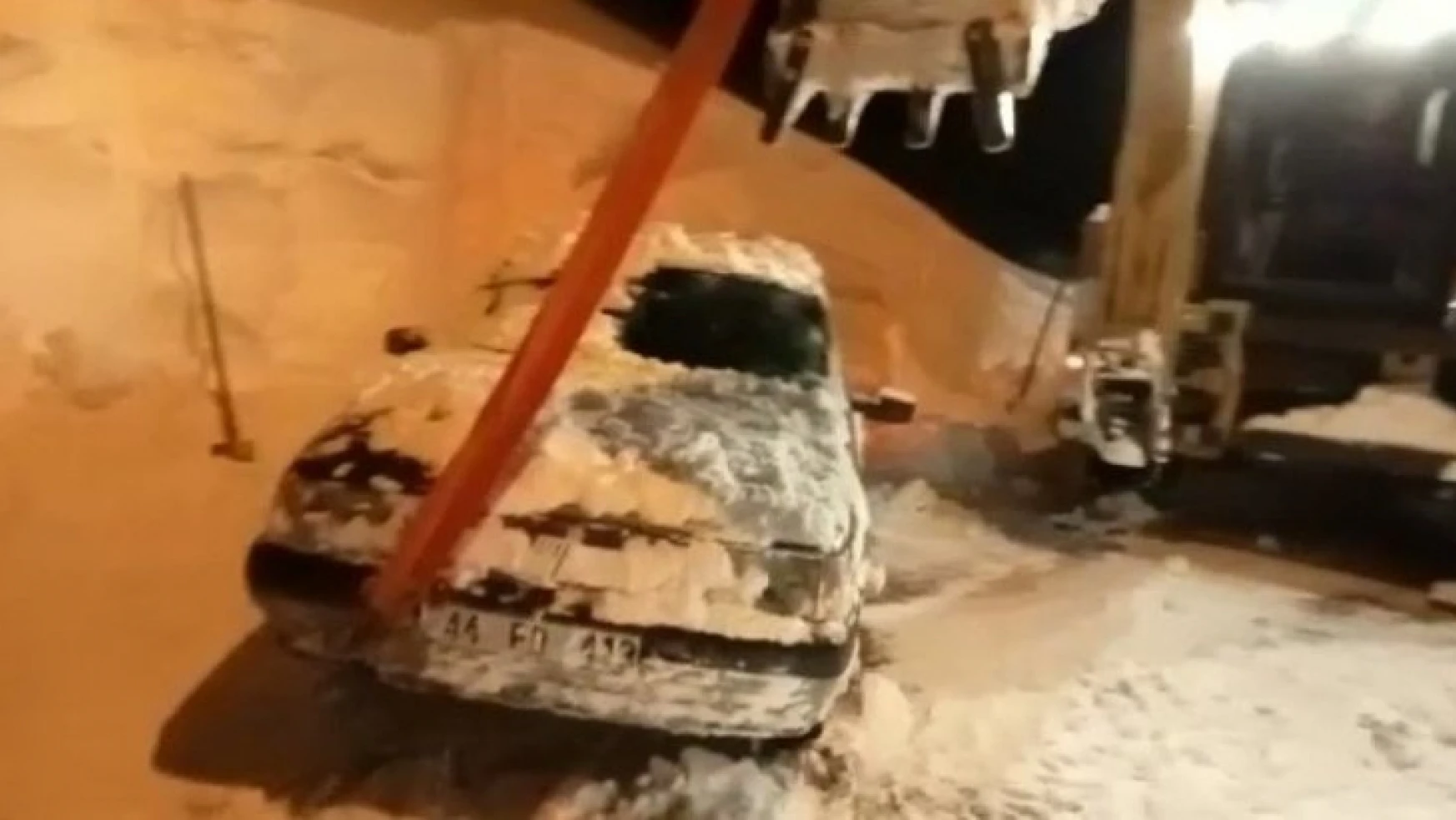 Araba 5 metre karın altından çıktı