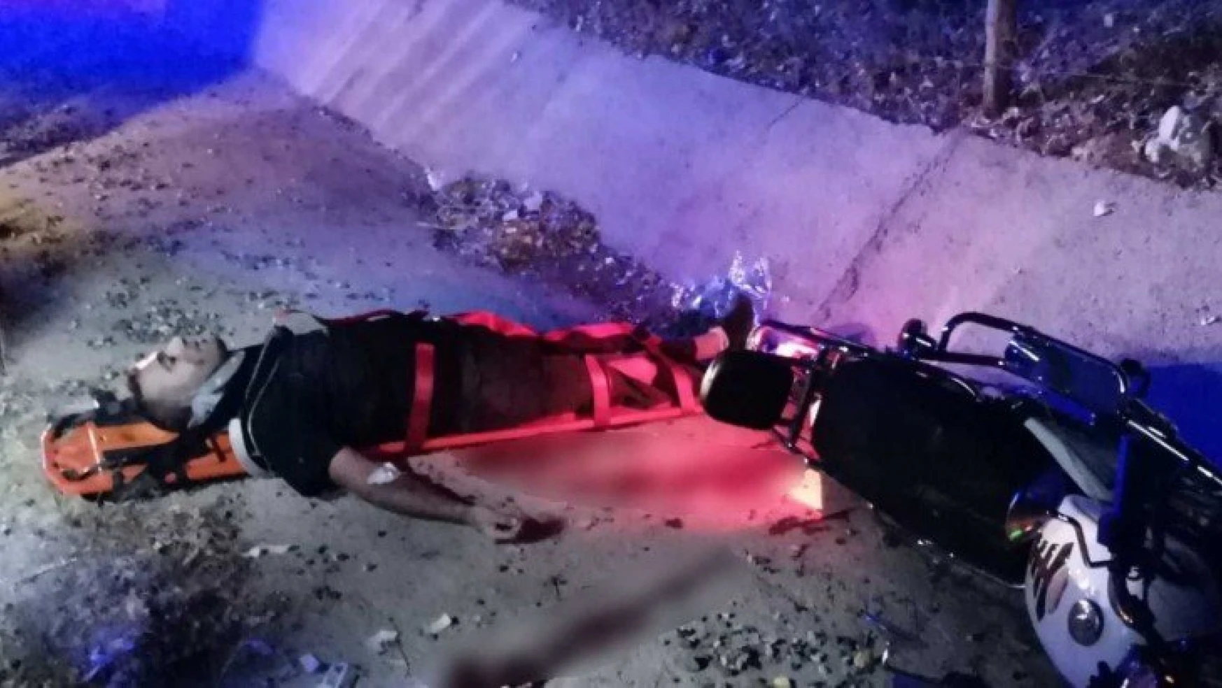 Taklalar atan motosiklet kanala düştü: 2 yaralı