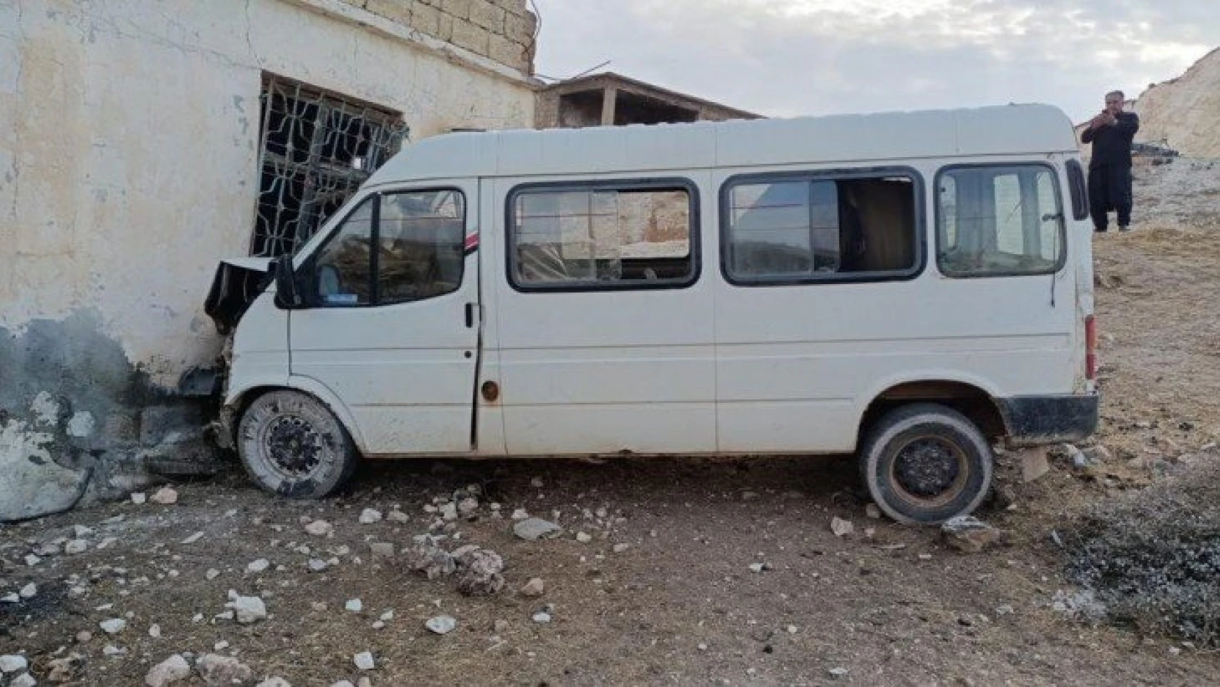 Tarım işçilerini taşıyan minibüs eve girdi: 15 yaralı