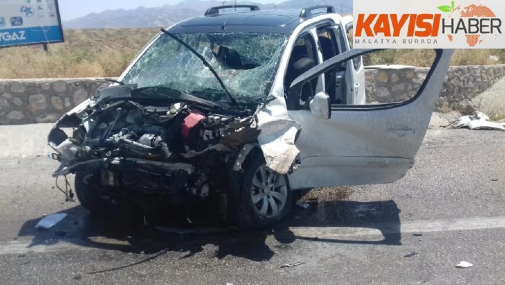 Ticari araç sürücüsü kontrolünü kaybetti duvara çarptı: 1 ölü, 4 yaralı