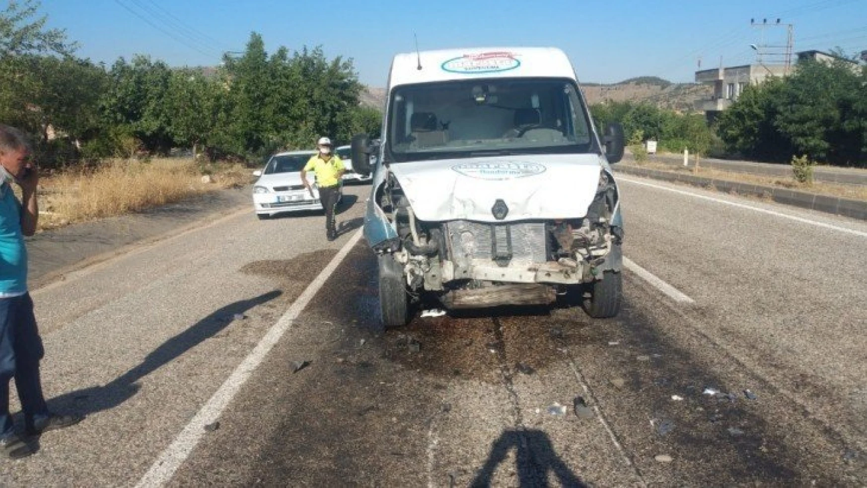 Traktöre çarpan minibüs sürücüsü yaralandı