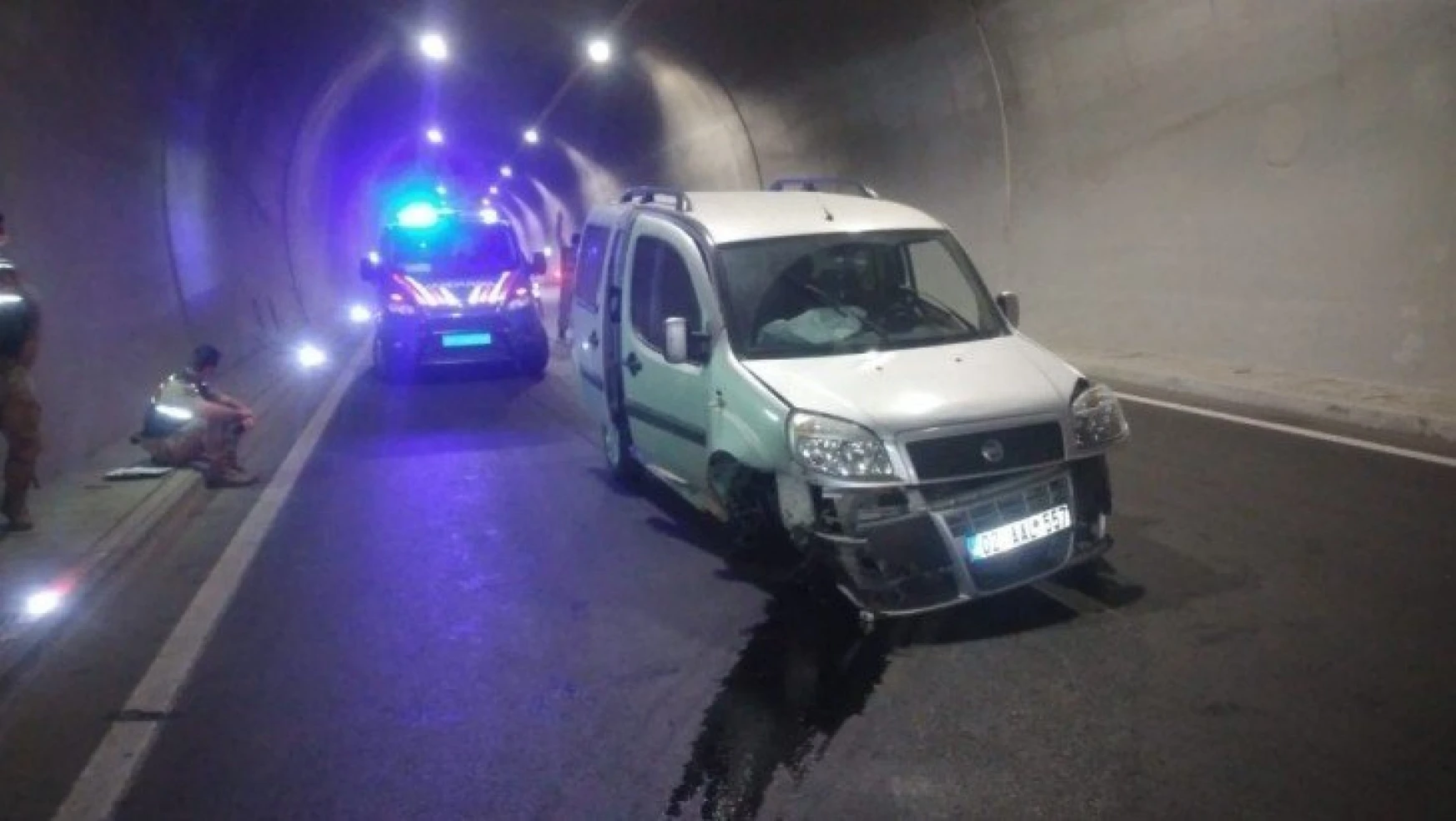 Tünel duvarına çarpan araç sürücüsü yaralandı