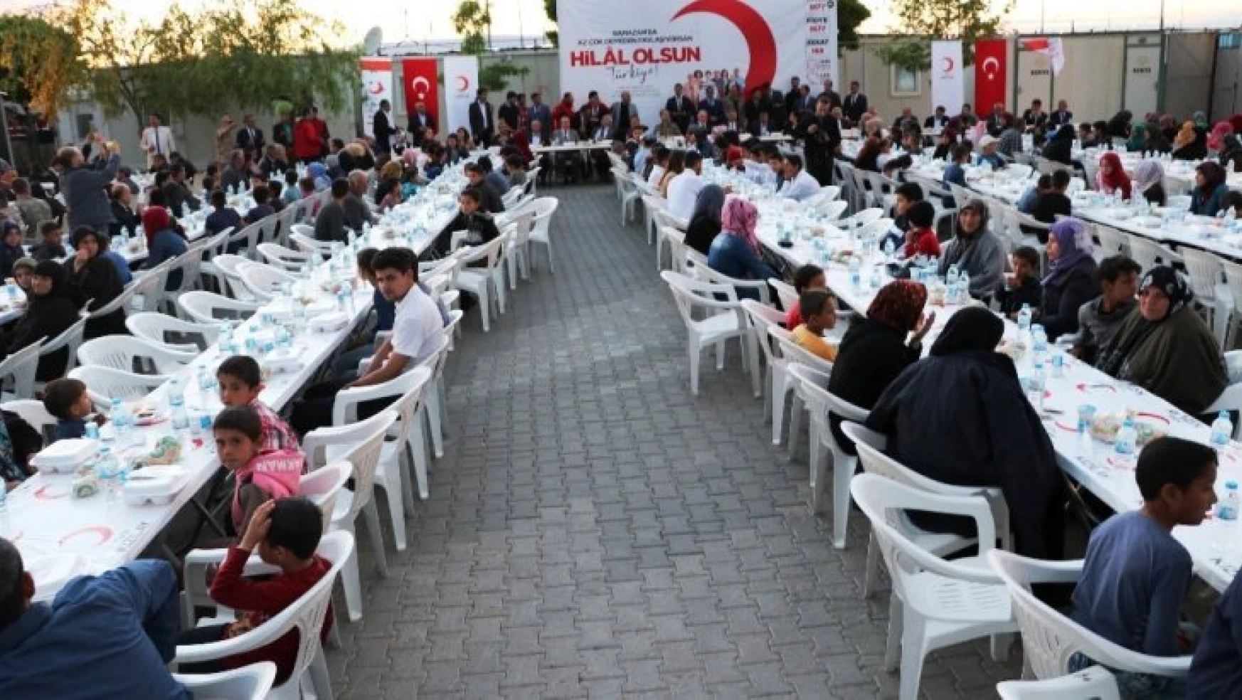 Türk Kızılayı'ndan Suriyeli mültecilere iftar yemeği