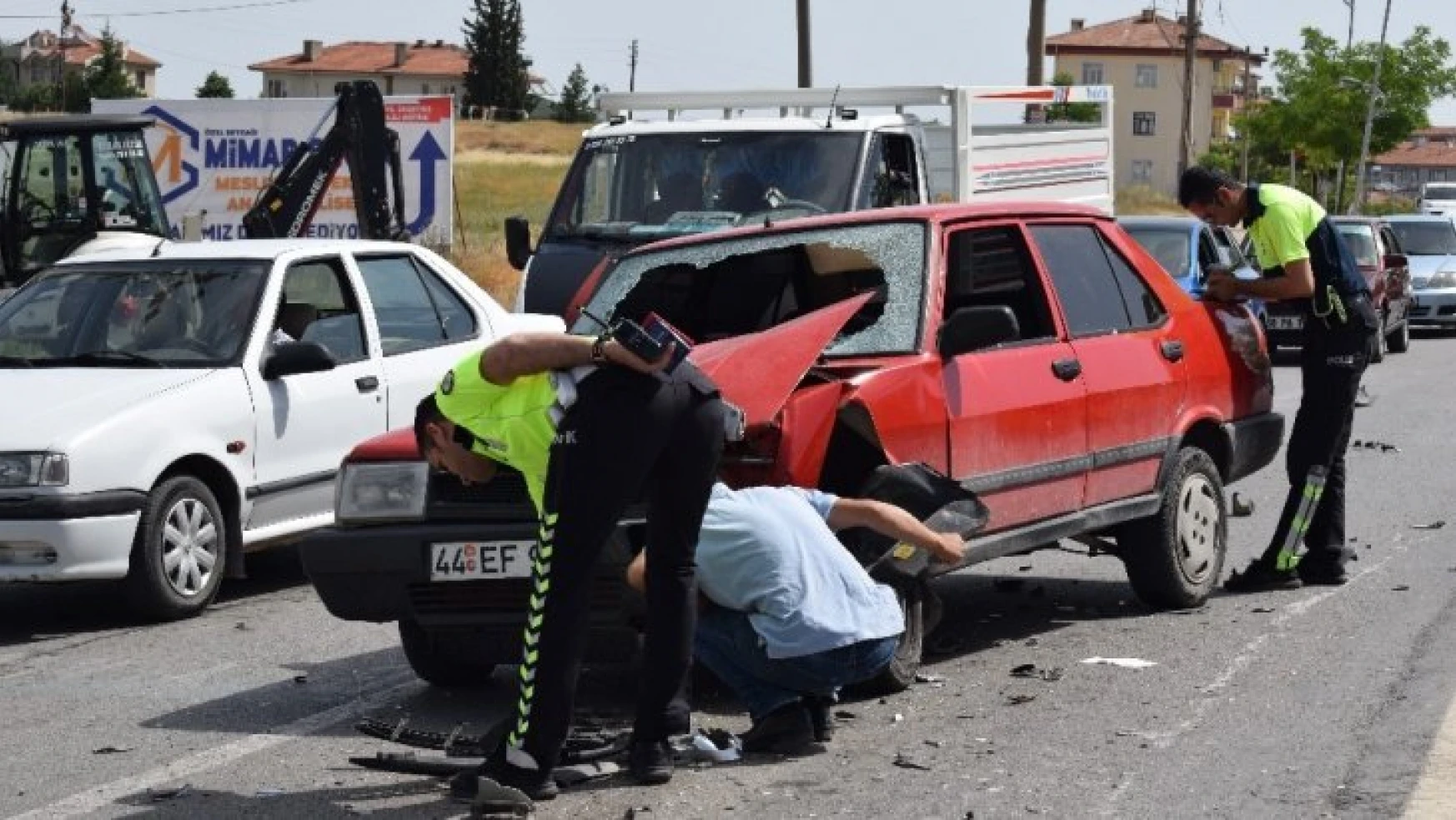 Üç otomobilin karıştığı kazada 3 kişi yaralandı
