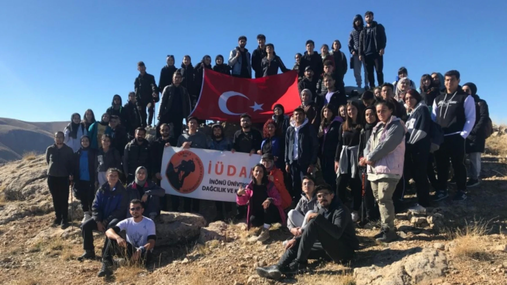Üniversite öğrencileri Küçük Sivri Tepesi'ne tırmandı