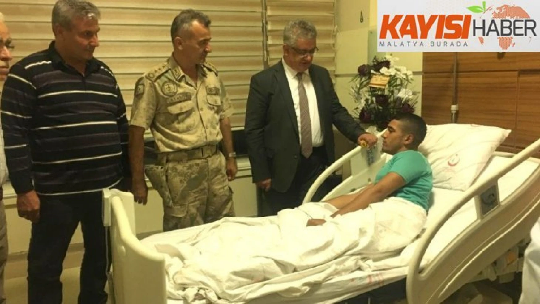 Vali Pekmez,  yaralı askeri ziyaretti