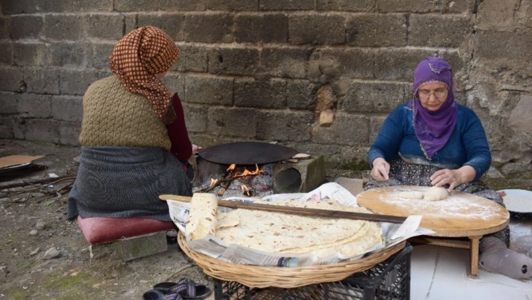 Vatandaşlar sokağa çıkma yasağına ekmek pişirerek hazırlandı