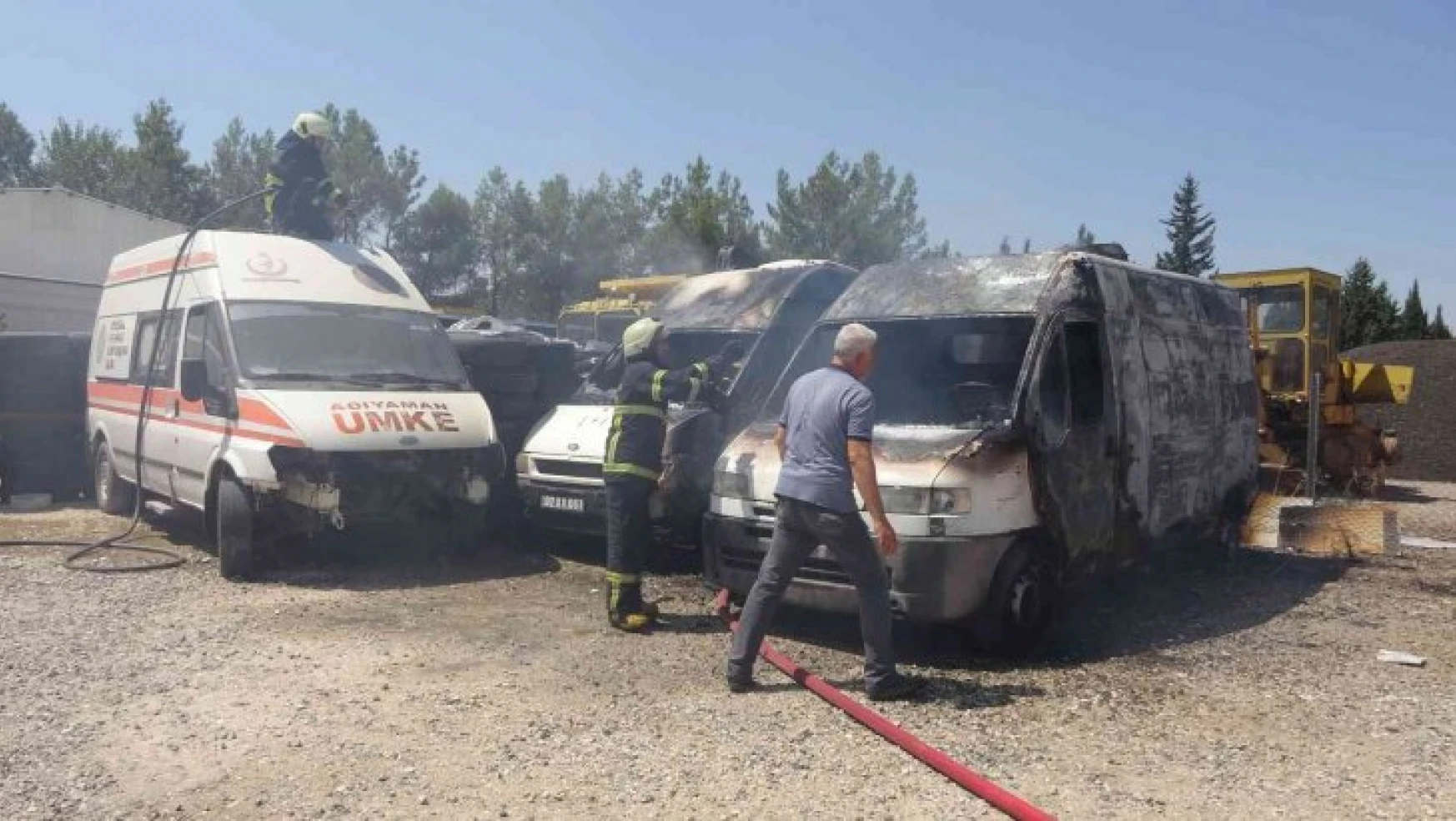 Yaşı küçük çocuklar iki ambulansı yaktı