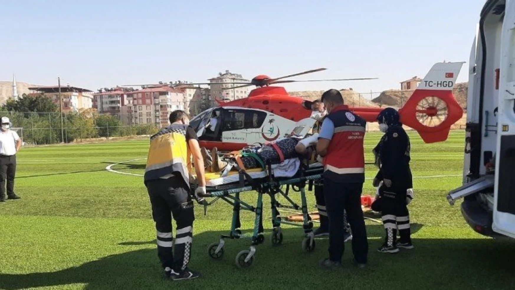 Yaşlı kadının imdadına ambulans helikopter yetişti