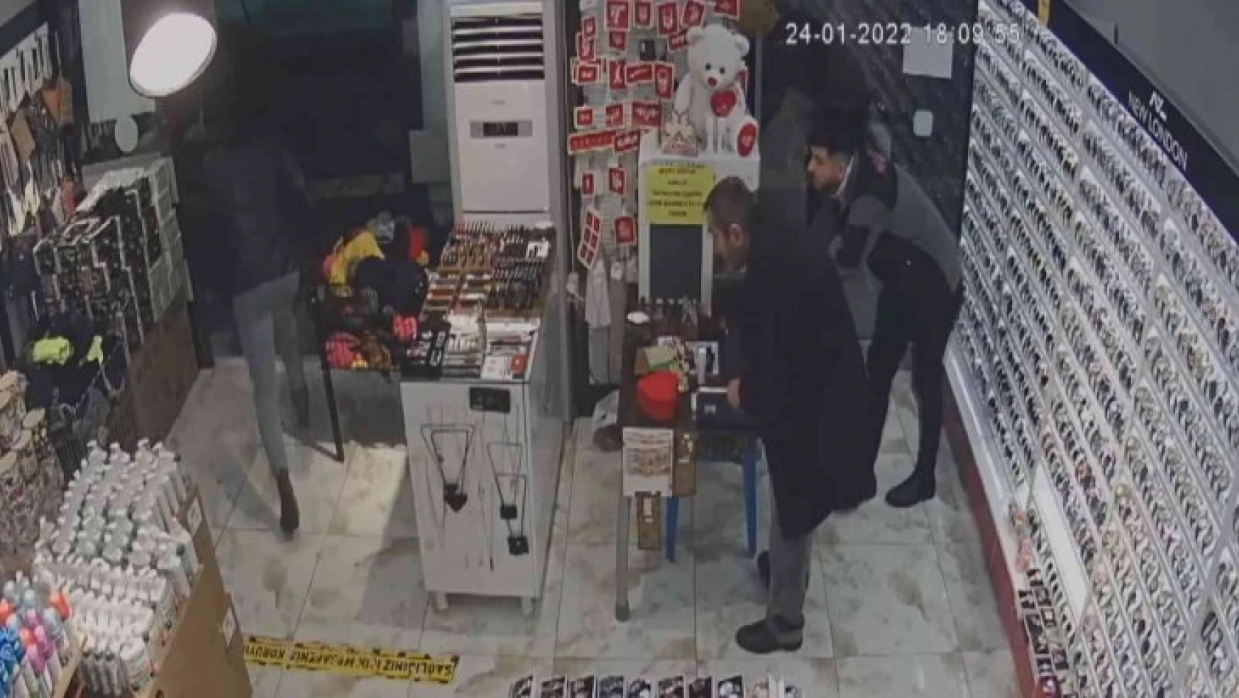 Yaşlısı soğukkanlı, genci acemi: Elazığ'daki 2 farklı hırsızlık olayı güvenlik kamerasında