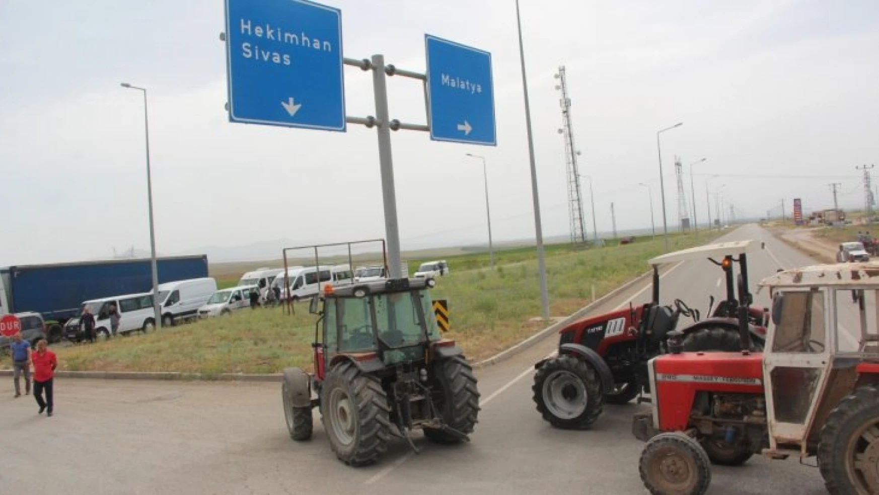 Yazıhan'da çiftçiler karayolunu kapattı